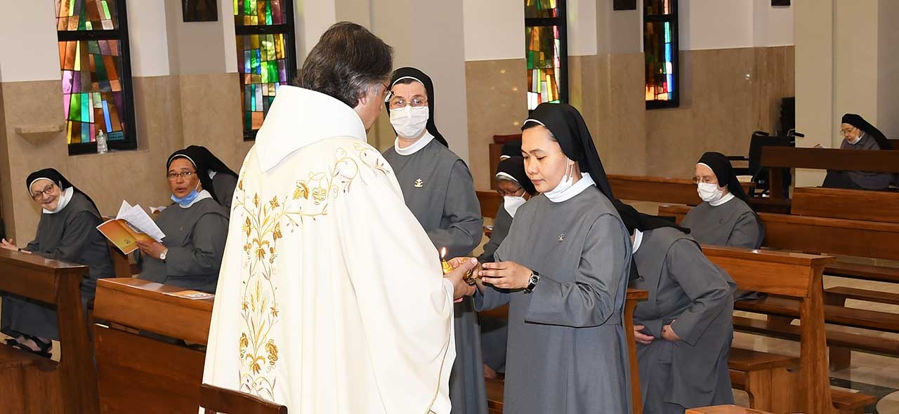 "MON AME PROCLAME LA GRANDEUR DU SEIGNEUR" - Sœur Angel Rose Espino Solas pour toujours FMSC