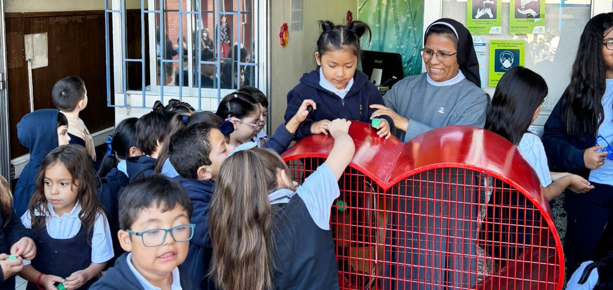 Cile - Campagna solidale “Tappi con Amore” al Colegio Santa María de los Ángeles